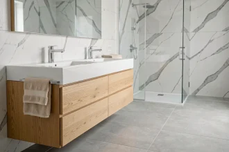 Grande salle de bain moderne avec double vasque en céramique blanche sur meuble en chêne flottant